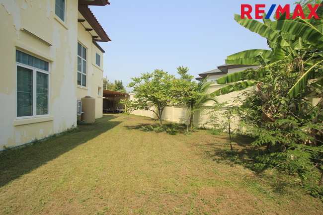 บ้านเดี่ยวพระราม2 บ้านติดน้ำติดทะเลสาบ สารินซิตี้บ้านนภาเหิร 305.3วา หลังบ้านติดน้ำยาว 42เมตร บรรยากาศเป็นส่วนตัวมาก รูปที่ดินถุงเงินถุงทอง พร้อมเรือนรับรอง 2ชั้น บ้านกว้าง สนามหญ้ารอบบ้านขนาดใหญ่ ราคานี้ไม่มีอีกแล้ว