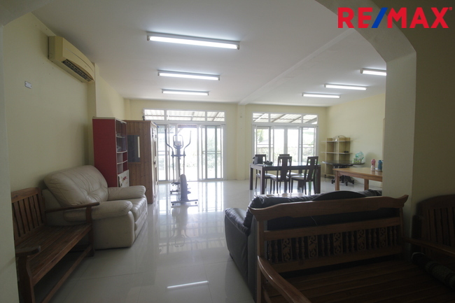 บ้านเดี่ยวพระราม2 บ้านติดน้ำติดทะเลสาบ สารินซิตี้บ้านนภาเหิร 305.3วา หลังบ้านติดน้ำยาว 42เมตร บรรยากาศเป็นส่วนตัวมาก รูปที่ดินถุงเงินถุงทอง พร้อมเรือนรับรอง 2ชั้น บ้านกว้าง สนามหญ้ารอบบ้านขนาดใหญ่ ราคานี้ไม่มีอีกแล้ว