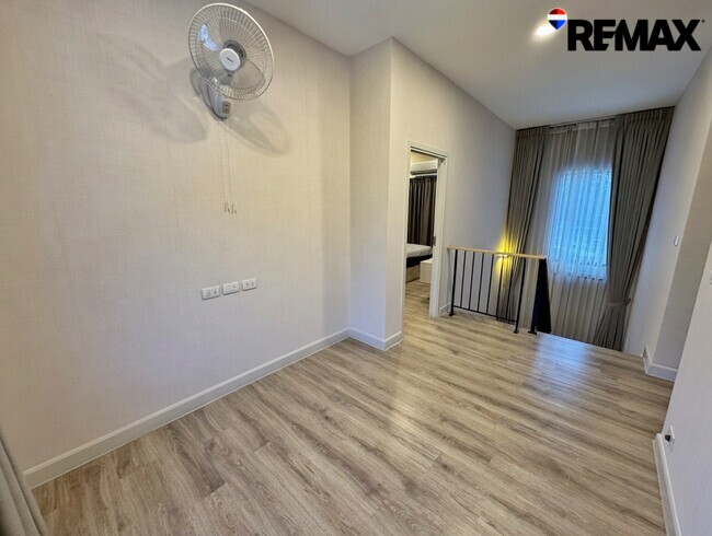 ขายขาดทุนกว่าล้าน! บ้านเดี่ยVenue Flow แจ้งวัฒนะ หลังใหญ่ 74 ตร.ว. ตำแหน่ง Rare Item วิวสวนส่วนกลางหน้าบ้าน (ไม่ชนใคร) 5 นอน สภาพใหม่พร้อมอยู่