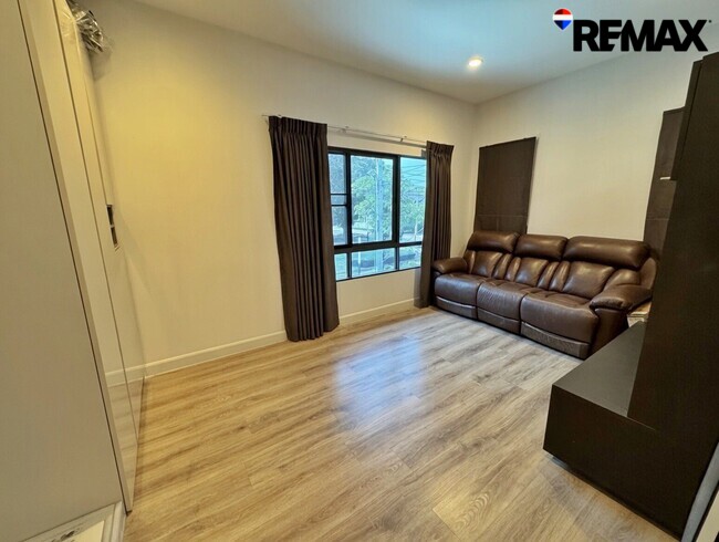 ขายขาดทุนกว่าล้าน! บ้านเดี่ยVenue Flow แจ้งวัฒนะ หลังใหญ่ 74 ตร.ว. ตำแหน่ง Rare Item วิวสวนส่วนกลางหน้าบ้าน (ไม่ชนใคร) 5 นอน สภาพใหม่พร้อมอยู่