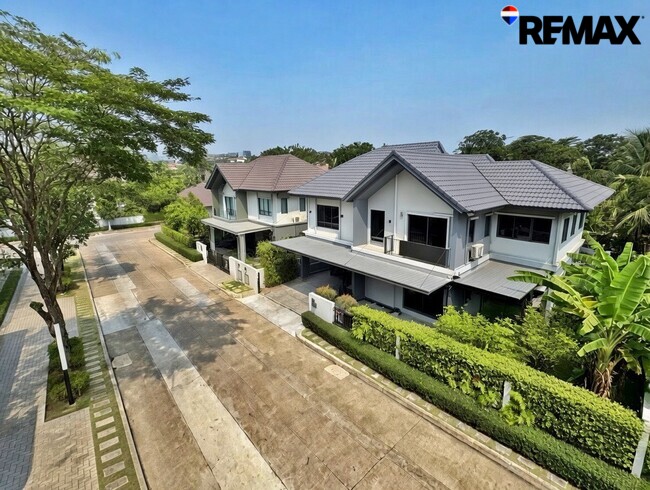 ขายขาดทุนกว่าล้าน! บ้านเดี่ยVenue Flow แจ้งวัฒนะ หลังใหญ่ 74 ตร.ว. ตำแหน่ง Rare Item วิวสวนส่วนกลางหน้าบ้าน (ไม่ชนใคร) 5 นอน สภาพใหม่พร้อมอยู่