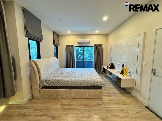 ขายขาดทุนกว่าล้าน! บ้านเดี่ยVenue Flow แจ้งวัฒนะ หลังใหญ่ 74 ตร.ว. ตำแหน่ง Rare Item วิวสวนส่วนกลางหน้าบ้าน (ไม่ชนใคร) 5 นอน สภาพใหม่พร้อมอยู่