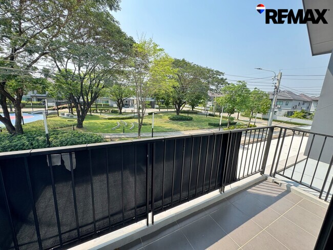 ขายขาดทุนกว่าล้าน! บ้านเดี่ยVenue Flow แจ้งวัฒนะ หลังใหญ่ 74 ตร.ว. ตำแหน่ง Rare Item วิวสวนส่วนกลางหน้าบ้าน (ไม่ชนใคร) 5 นอน สภาพใหม่พร้อมอยู่