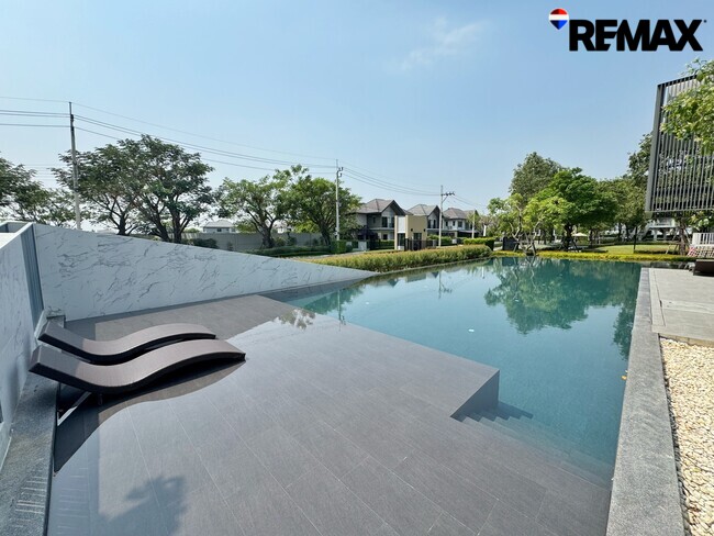 ขายขาดทุนกว่าล้าน! บ้านเดี่ยVenue Flow แจ้งวัฒนะ หลังใหญ่ 74 ตร.ว. ตำแหน่ง Rare Item วิวสวนส่วนกลางหน้าบ้าน (ไม่ชนใคร) 5 นอน สภาพใหม่พร้อมอยู่