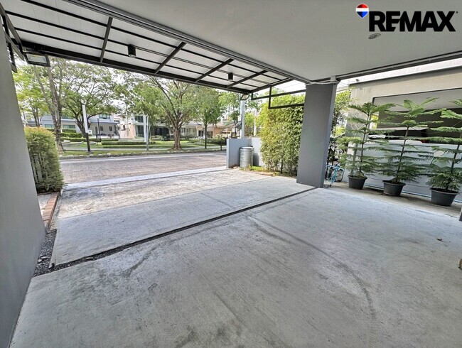 ขายขาดทุนกว่าล้าน! บ้านเดี่ยVenue Flow แจ้งวัฒนะ หลังใหญ่ 74 ตร.ว. ตำแหน่ง Rare Item วิวสวนส่วนกลางหน้าบ้าน (ไม่ชนใคร) 5 นอน สภาพใหม่พร้อมอยู่