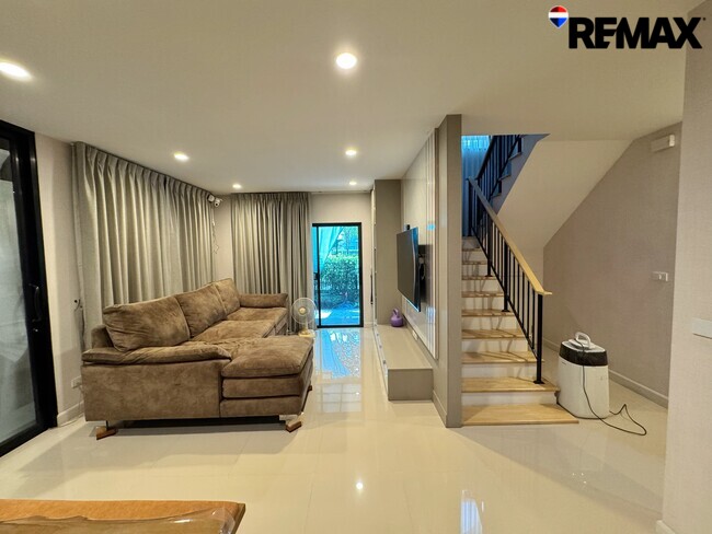ขายขาดทุนกว่าล้าน! บ้านเดี่ยVenue Flow แจ้งวัฒนะ หลังใหญ่ 74 ตร.ว. ตำแหน่ง Rare Item วิวสวนส่วนกลางหน้าบ้าน (ไม่ชนใคร) 5 นอน สภาพใหม่พร้อมอยู่