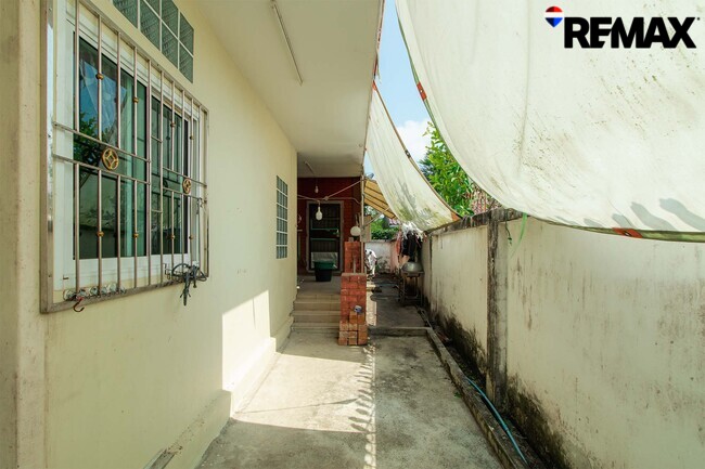 ขายบ้านพร้อมที่ดิน 200 ตร.ว. ถนนอุทยาน-พุทธมณฑล บ้านเดี่ยวหลังใหญ่ 4 นอน ใกล้ ม.มหิดล-ศาลายา