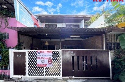 หมู่บ้านปั้นทอง 3 ซอยลาดปลาเค้า 78 ใกล้ตลาดลาดปลาเค้า ใกล้รถไฟฟ้าสถานีลาดปลาเค้า (สายสีชมพู)
