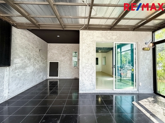 บ้านพฤกษา(คู้ขวา)เลียบวารี-มีนบุรี { บ้านหลังมุม 28.10 ตร.ว. } ใกล้ห้างแม็คโครหนองจอก มีพื้นที่ข้างบ้าน ต่อเติมห้องครัว ห้องอเนกประสงค์ หน้าบ้านมีห้องกระจกบานสไลด์ขนาดใหญ่