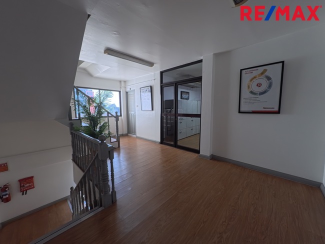 เหมาะสำนักงานใหญ่ | สถาบันการศึกษา | Boutique Hotel 6 คูหา 4 ชั้น 1,800 ตร.ม. | ที่จอด 28 คัน | เข้า-ออก 2 ด้าน ศรีนครินทร์ แปลงมุม — 50 ม.จาก BTS ศรีแบริ่ง ราคาประเมิน 98.8 ล้าน → เสนอขายจริง 75 ล้านบาท