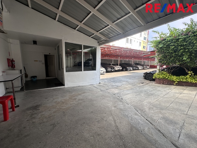 เหมาะสำนักงานใหญ่ | สถาบันการศึกษา | Boutique Hotel 6 คูหา 4 ชั้น 1,800 ตร.ม. | ที่จอด 28 คัน | เข้า-ออก 2 ด้าน ศรีนครินทร์ แปลงมุม — 50 ม.จาก BTS ศรีแบริ่ง ราคาประเมิน 98.8 ล้าน → เสนอขายจริง 75 ล้านบาท