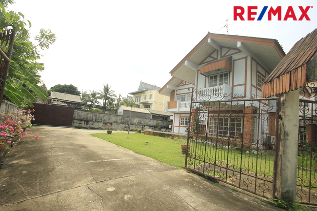 บ้านเดี่ยวแก้วเงินทองราชพฤกษ์ บางพรม 2ชั้น 154วา บ้านสร้างเอง ใกล้ถนนใหญ่ โรงเรียนนานาชาติเคนซิงตัน ใกล้โรงพยาบาลศิริราช แยกไฟฉาย บ้านนอกโครงการ เป็นส่วนตัวบรรยากาศบ้านสวน