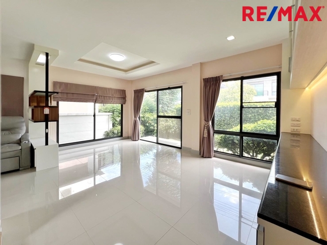 ขาย Life Bangkok Boulevard วงแหวน-พระราม9 (ไลฟ์ บางกอก บูเลอวาร์ด วงแหวน-พระราม9) บ้านเดี่ยวสภาพดี สไตล์โมเดิร์น 3 นอน 3 น้ำ ถนนเมน ใกล้สนามบินสุวรรณภูมิ