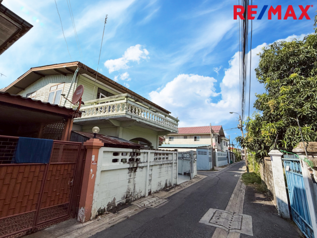ขายบ้านครึ่งตึกครึ่งไม้ ประชาอุทิศ 54 แยก 1(มิตรไมตรี 1) 42 ตร.วา สภาพดี ในราคาเบา 2.8 ล้านบาท