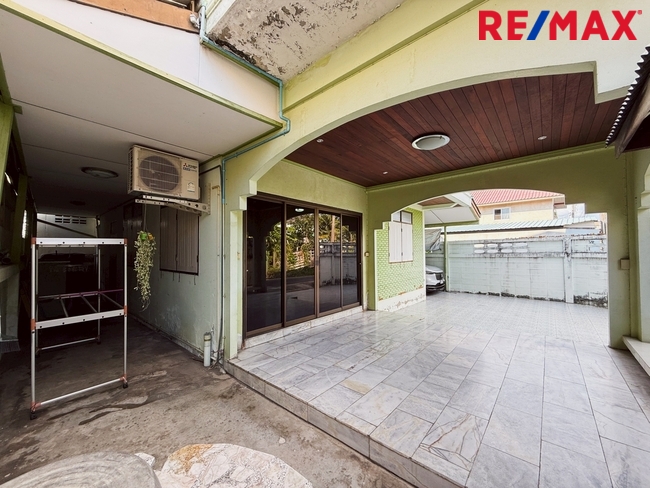 ขายบ้านครึ่งตึกครึ่งไม้ ประชาอุทิศ 54 แยก 1(มิตรไมตรี 1) 42 ตร.วา สภาพดี ในราคาเบา 2.8 ล้านบาท