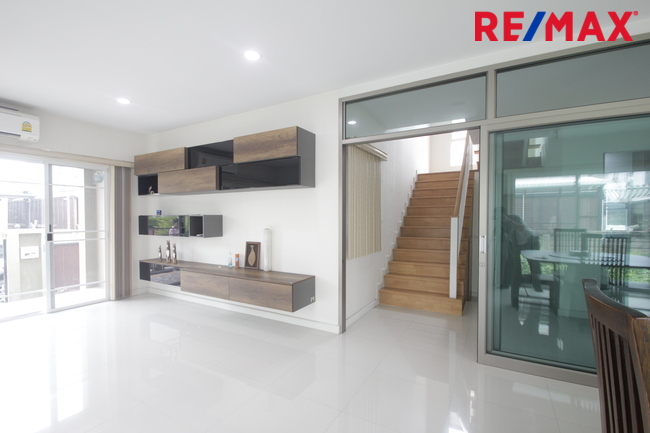 บ้านเดี่ยวภัสสรเพรสทีจปิ่นเกล้าเพชรเกษม บ้านใหม่ไม่เคยอยู่ ขายขาดทุน พร้อมเฟอร์นิเจอร์บิ้วท์อิน แอร์ ตู้เย็น บ้านสภาพดีพร้อมอยู่ 61.9ตารางวา ซ.5ต้นโครงการ ราคาเจรจาได้