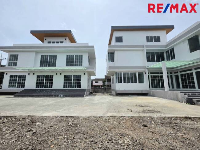 บ้าน/ออฟฟิศสร้างใหม่ 3 ชั้น (2 อาคาร) พื้นที่ใช้สอย 930 ตร.ม. พร้อมจอดรถได้กว่า 10 คัน บนทำเลใกล้ BTS แยกคปอ. และดอนเมืองเพียง 5 นาที