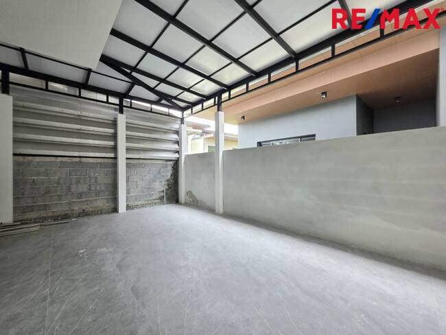 บ้าน/ออฟฟิศสร้างใหม่ 3 ชั้น (2 อาคาร) พื้นที่ใช้สอย 930 ตร.ม. พร้อมจอดรถได้กว่า 10 คัน บนทำเลใกล้ BTS แยกคปอ. และดอนเมืองเพียง 5 นาที