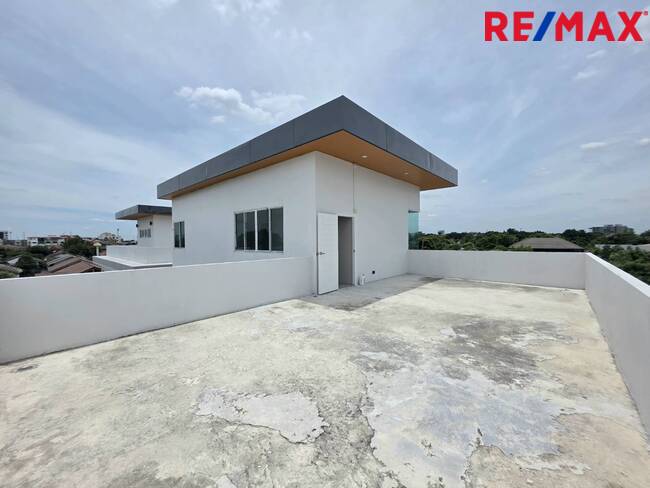 บ้าน/ออฟฟิศสร้างใหม่ 3 ชั้น (2 อาคาร) พื้นที่ใช้สอย 930 ตร.ม. พร้อมจอดรถได้กว่า 10 คัน บนทำเลใกล้ BTS แยกคปอ. และดอนเมืองเพียง 5 นาที