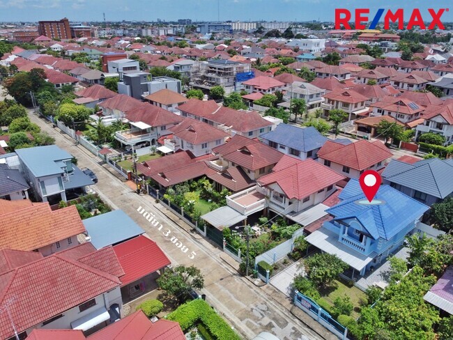 บ้านเดี่ยว รัตนาธิเบศร์ ใกล้รถไฟฟ้า 2 สาย รีโนเวทใหม่ทั้งหลัง มณียา ท่าอิฐ พร้อมอยู่ทันที ทำเลดี เหมาะสำหรับอยู่อาศัยหรือทำ Home Office ราคาสุดคุ้ม