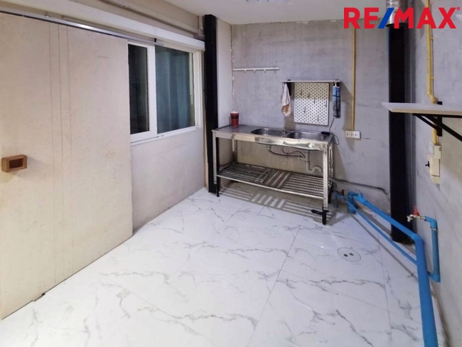 ขาย..ทาวน์โฮม 2 ชั้น » 3 ห้องนอน, 2 ห้องน้ำ, 1 ห้องอเนกประสงค์ สภาพดีมาก โครงการ Golden Town บางนา – กิ่งแก้ว ใกล้สนามบินสุวรรณภูมิ, ใกล้ Mega บางนา