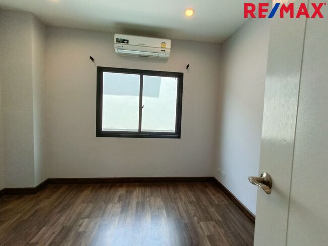 ขายด่วน !!! ทาวน์โฮม 3 ชั้น (หลังมุม) เฌอ วงแหวน - สาทร บ้านอายุน้อย ในซอยกาญจนาภิเษก หลังสำนักงานเขตบางแค