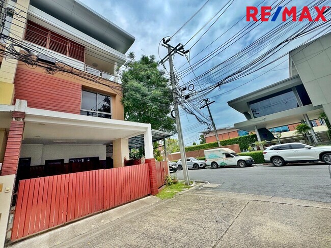 ขายบ้าน 3 ชั้น หลังมุม ภัทรโมทาวน์ แจ้งวัฒนะ 19 อยู่หน้าคลับเฮ้าส์ 35 ตร.ว. ต่อเติมครบ พร้อมอยู่ ใกล้สถานีรถไฟฟ้าสายสีชมพู “แจ้งวัฒนะ ปากเกร็ด 28”