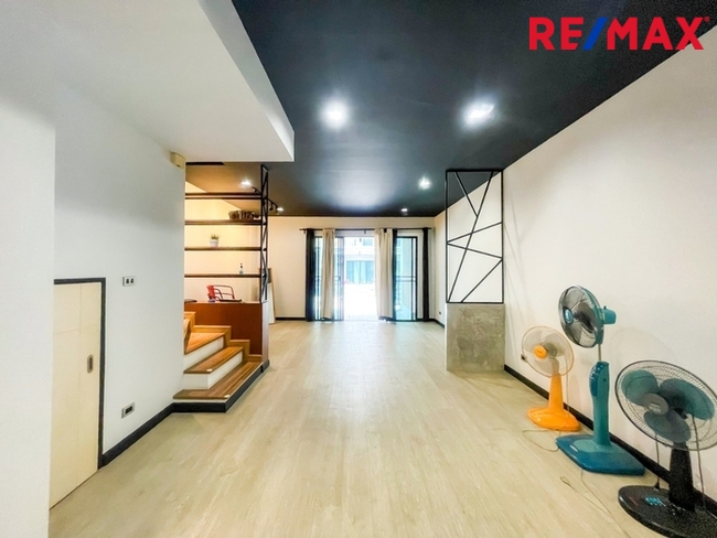 ECO SPACE เกษตร-นวมินทร์ 2 พื้นที่ 20.9 ตร.ว. พื้นที่ใช้สอย 175 ตร.ม. เหมาะสำหรับทำโฮมออฟฟิศ สำนักงาน หรืออยู่อาศัย ต่อเติมห้องครัวแล้ว