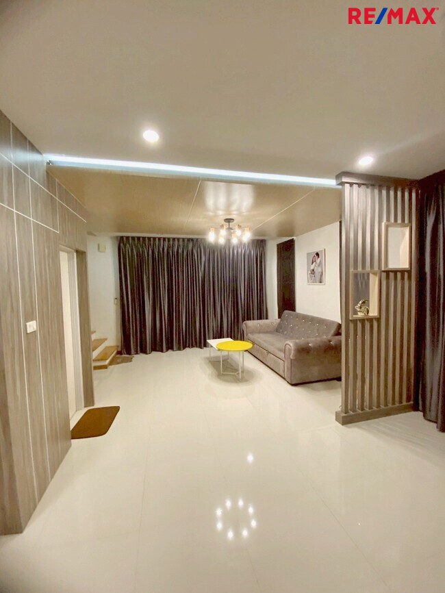 ขายบ้านหลังมุมสวย พร้อมอยู่ “เดอะ ทรัสต์ 95 ราชพฤกษ์ - รัตนาธิเบศร์” ตกแต่งบิ้วท์อินสวย | ราคาต่ำกว่าราคาประเมิน!