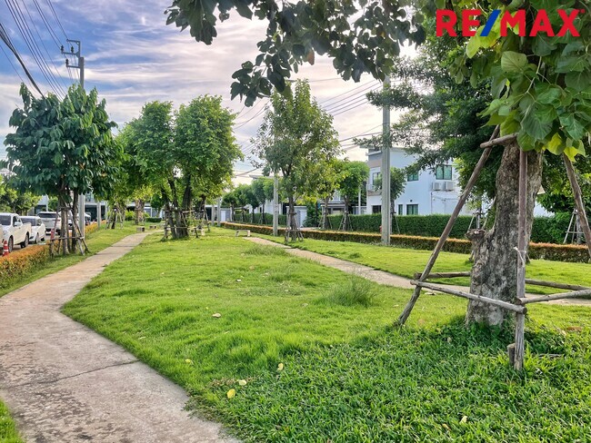 บ้านแฝดหลังมุม 164 ตร.ม. เดอะ ทรัสต์ ราชพฤกษ์-รัตนาธิเบศร์ ติดสวนส่วนกลาง 4 นอน สภาพใหม่ พร้อมอยู่ เพียง 3.09 ล้าน!