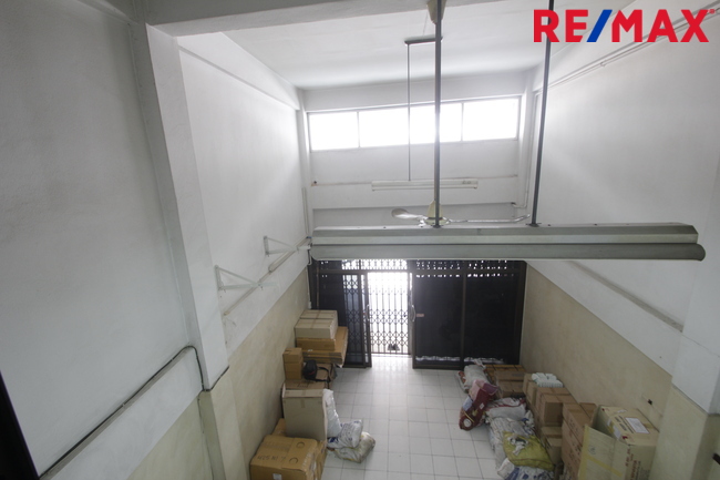 ขาย อาคารพาณิชย์เจริญนคร60 ตรงข้ามริเวอร์ไซด์พลาซ่า ห้างอวานี หลังสน.บุคคโล สะพานกรุงเทพ ตึกแถว3ชั้น มีชั้นลอย มีดาดฟ้า ต่อเติมแล้ว อยู่อาศัย ทำออฟฟิศได้