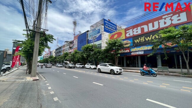 ขายอาคารพาณิชย์ ริมถนนประชาอุทิศ 125 ตร.ว. พร้อมที่จอดรถ สำนักงานครบ