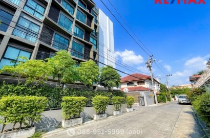 คอนโดลิฟวิ่งเนสท์ Living Nest ลาดพร้าว 44 ห้องมุม 2 ชั้น ใช้สอยรวม 45 ตร.ม. ฝ้าเพดานสูง 4.55 ม. .ใกล้รถไฟฟ้าสถานีภาวนาเพียง 190 เมตร