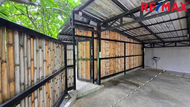 ปรับราคาพิเศษ (ลด 2.2 ล้าน) ขายที่ดิน ลาดพร้าว ซ.81, 99 ตร.วา แปลงมุมใน ที่ดินถมแล้ว นานกว่า ( 10 ปี+ ) ดินSetตัวดีแล้ว เหมาะกับการสร้างบ้าน ใกล้ MRT ลาดพร้าว 81 เพียง 950 ม. แปลงนี้น้ำไม่ท่วม