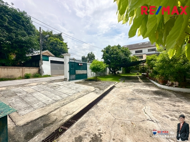 ให้เช่าที่ดินพร้อมสิ่งปลูกสร้าง สุขุมวิท𝟳𝟰 แยก𝟯 เนื้อที่ 𝟮𝟭𝟰 ตารางวาใกล้รถฟ้าแบริ่ง รูปแปลงสวย ทำเลดีมาก
