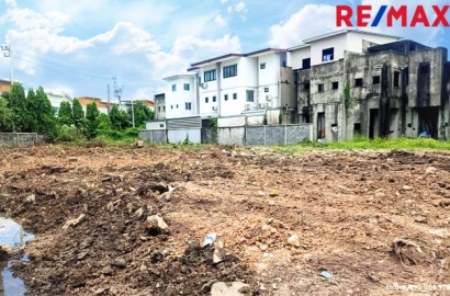 ขาย ที่ดิน ประเวศ พัฒนาการ 65 ใกล้มอเตอร์เวย์ ทางด่วนพระราม9 เนื้อที่ 249 ตร.วา ขาย 4 แปลงรวม ราคา 8.79 mb. (เฉลี่ยวาละ 35,358 บาท)